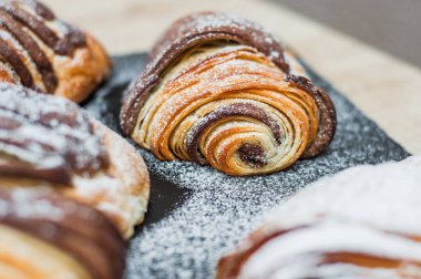 Mini elma gülleri şekerli puf böreği.