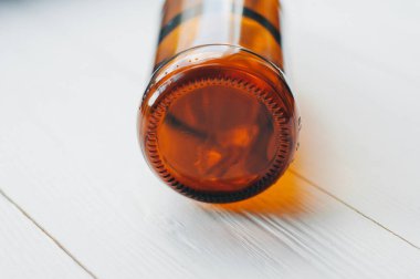 Ahşap bir masada bira şişeleri. Üst görünüm