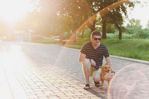 男人在户外用他们的狗拉布拉多猎犬寻欢作乐 做自拍 概念友谊 — 图库照片
