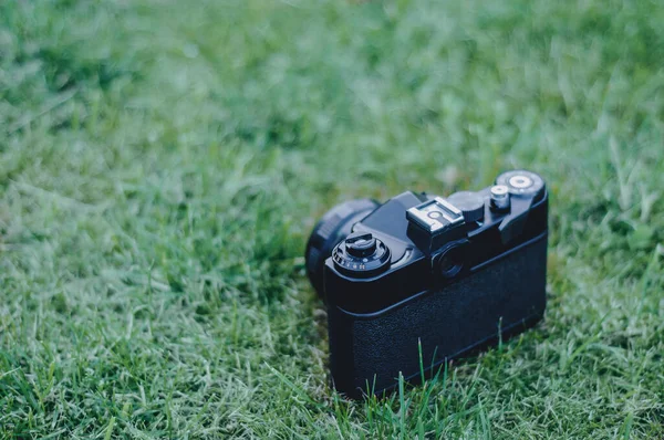 Vntage Kamera Koffer Auf Frühlingsgrünem Gras Hintergrund — Stockfoto