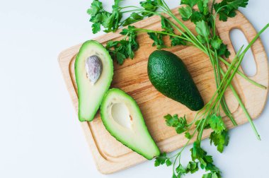 Tahta kesme tahtasındaki taze organik sebzelerin düz manzarası.