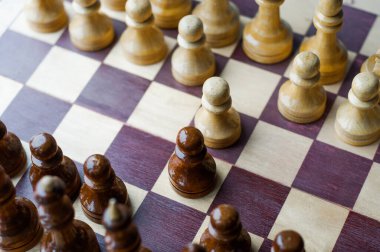 Satranç tahtasındaki satranç oyuncuları, beyaz arka plan, satranç tahtasındaki satranç taşları. 