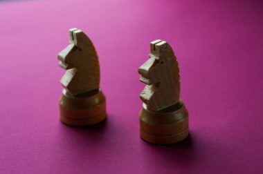 Satranç taşları gemide, Satranç