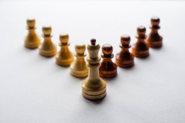 Satranç oyuncuları, insanlar arasındaki ilişkileri, sosyal davranışları, grup dinamiklerini tasvir eden figürler. Satranç tahtasındaki satranç oyuncuları