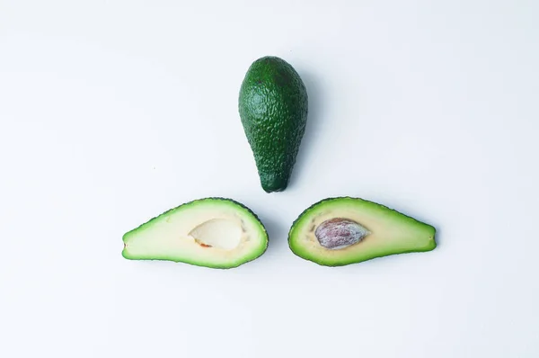 Voedsel Achtergrond Concept Helften Van Rijpe Avocado Witte Achtergrond — Stockfoto