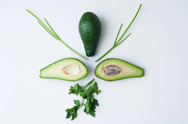 Voedsel Achtergrond Concept Helften Van Rijpe Avocado Witte Achtergrond — Stockfoto