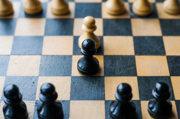 Yüz yüze. Satranç tahtası. Satranç oyunu, satranç tahtasındaki piyonlar