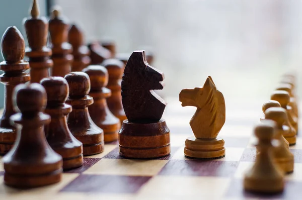 Satranç tahtasındaki satranç oyuncuları, beyaz arka plan, satranç tahtasındaki satranç taşları. 