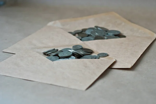 Münzen Aus Dem Braunen Umschlag — Stockfoto