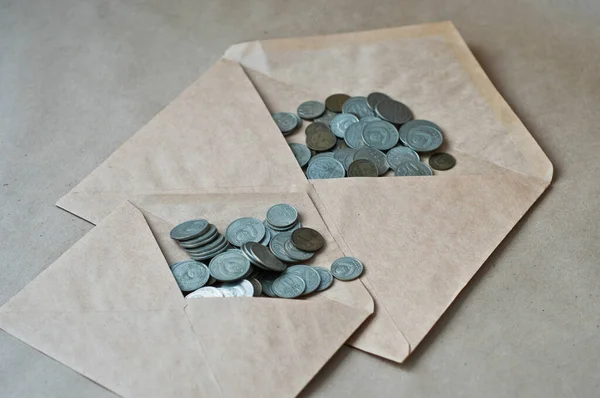 Münzen Aus Dem Braunen Umschlag — Stockfoto