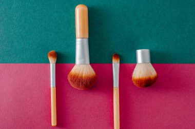 Kozmetik ürünleriyle fırçalar kaotik bir şekilde dağıtıldı