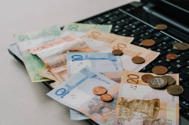 Bilgisayar klavyesinde Belarus banknotları ve bozuk paralar var. Uzaktan çalışma, Belarus 'ta serbest çalışma