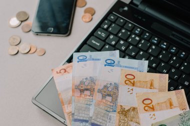 Bilgisayar klavyesinde Belarus banknotları ve bozuk paralar var. Uzaktan çalışma, Belarus 'ta serbest çalışma
