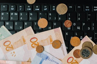 Bilgisayar klavyesinde Belarus banknotları ve bozuk paralar var. Uzaktan çalışma, Belarus 'ta serbest çalışma