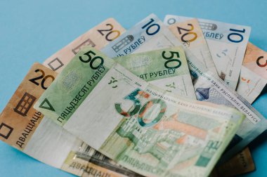 Yeni Beyaz Rusya parası. Bozuk para ve banknotlar. Finans kavramı.