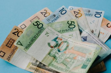 Yeni Beyaz Rusya parası. Bozuk para ve banknotlar. Finans kavramı.