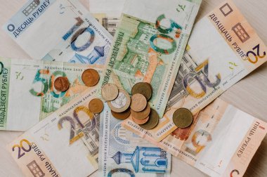Yeni Beyaz Rusya parası. Bozuk para ve banknotlar. Finans kavramı.