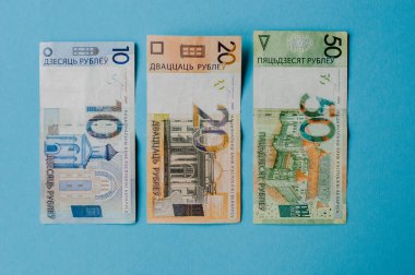 Yeni Beyaz Rusya parası. Bozuk para ve banknotlar. Finans kavramı.