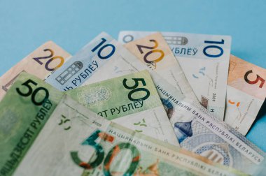 Yeni Beyaz Rusya parası. Bozuk para ve banknotlar. Finans kavramı.