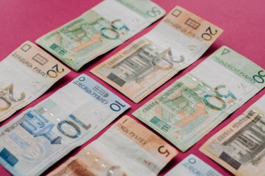 Yeni Beyaz Rusya parası. Bozuk para ve banknotlar. Finans kavramı.