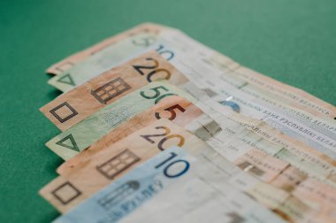 Yeni Beyaz Rusya parası. Bozuk para ve banknotlar. Finans kavramı.