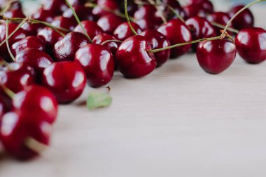 Beyaz tabakta kiraz çileği. Yaz meyvesi. Beyaz arka planda bir tabakta böğürtlen. Böğürtlenler hakkında. Çilek mevsimi.