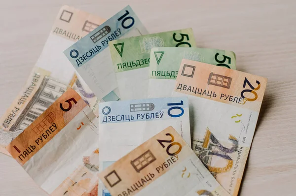 Yeni Beyaz Rusya parası. Bozuk para ve banknotlar. Finans kavramı.