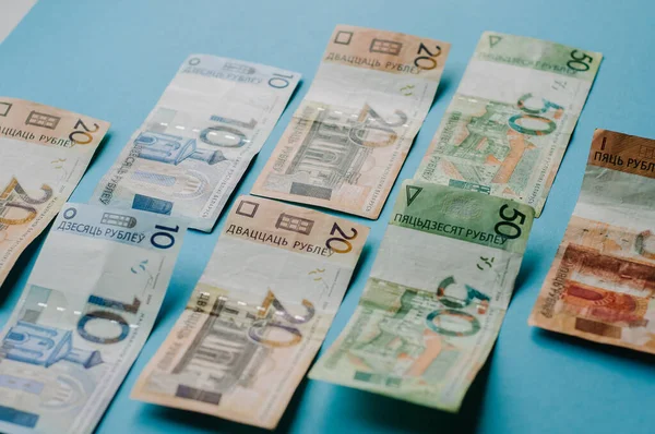 Yeni Beyaz Rusya parası. Bozuk para ve banknotlar. Finans kavramı.