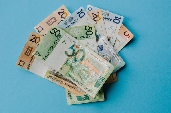 Yeni Beyaz Rusya parası. Bozuk para ve banknotlar. Finans kavramı.