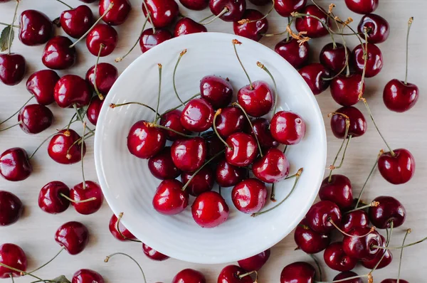 Beyaz tabakta kiraz çileği. Yaz meyvesi. Beyaz arka planda bir tabakta böğürtlen. Böğürtlenler hakkında. Çilek mevsimi.