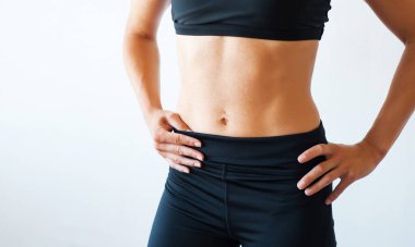 Spor yapan güzel Asyalı kadın portresi beyaz arka planda fotokopi odası takıyor. Güzellik, vücut, vücut, vücut, vücut, vücut, vücut, vücut, vücut, vücut, vücut, vücut, vücut. Özgürlük yaşam tarzı sağlık konsepti