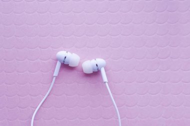 Pembe arka planda müzik için modern beyaz kulaklıklar