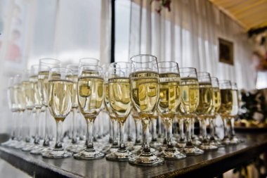 Şatafatlı yemek masaları ve cam eşyalar, güzel bulanık arka plan. Etkinlikler, düğünler için. Tatil yemeği için hazırlık. Düğünler, doğum günleri ve ünlüler için aksesuarlar