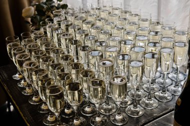 Şatafatlı yemek masaları ve cam eşyalar, güzel bulanık arka plan. Etkinlikler, düğünler için. Tatil yemeği için hazırlık. Düğünler, doğum günleri ve ünlüler için aksesuarlar