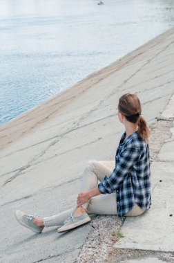 Nehirdeki genç kadının görüntüsü