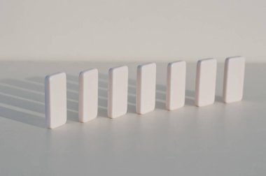 İnşaat konseptini engelle. Hafif arkaplandaki domino figürleri