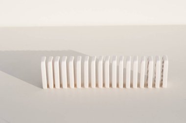 İnşaat konseptini engelle. Hafif arkaplandaki domino figürleri