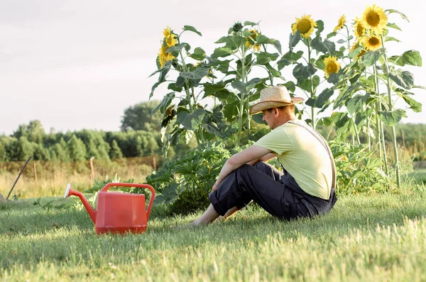 Bahçede Dinlenen Hasır Şapkalı Sakallı Adamın Portresi — Stok fotoğraf
