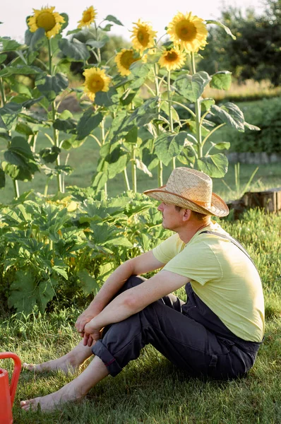 Portret Barbă Pălărie Paie Relaxare Grădină — Fotografie, imagine de stoc