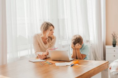 Anne oğluna zor bir görev için yardım etmeye çalışıyor.