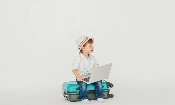 Drôle Petite Fille Frisée Dans Chapeau Shirt Jeans Avec Une — Photo