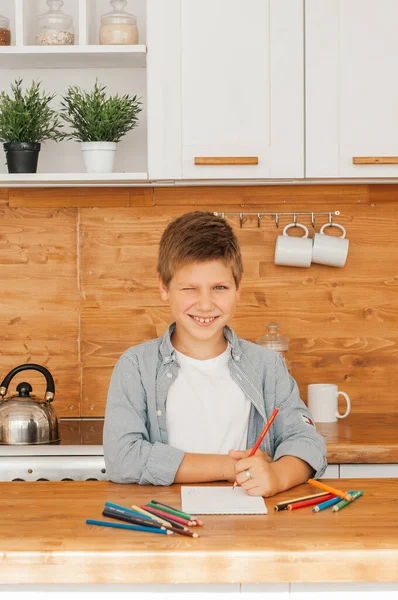 Happy Little Boy Fait Des Devoirs Écrit Des Informations Utiles — Photo