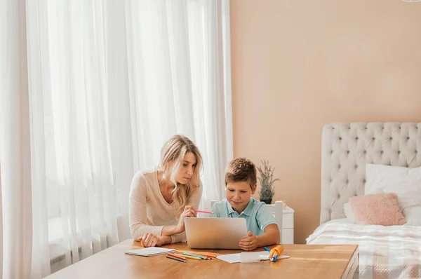 Genç annenin oğluyla ev ödevi yaparken konuştuğu sıcak tonda bir portre. Mutfakta rahat bir masada oturup, boşluğu kopyalayarak.