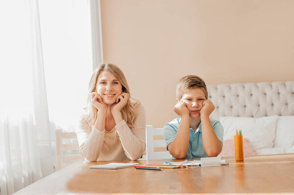 Мать и ребенок делают домашнее задание