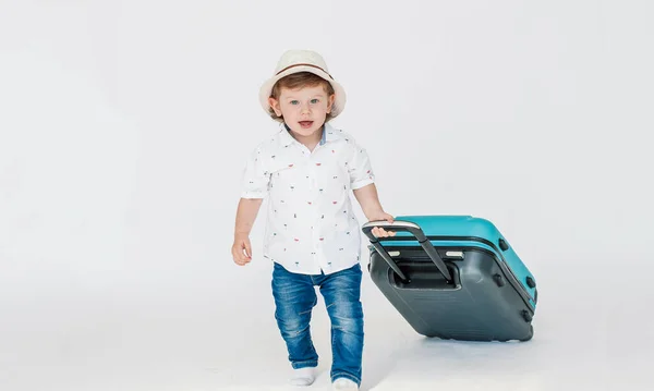 Garçon Avec Des Lunettes Chapeau Partir Vacances Regarde Doucement Sous — Photo