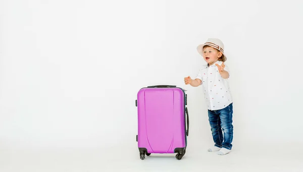 Garçon Avec Des Lunettes Chapeau Partir Vacances Regarde Doucement Sous — Photo