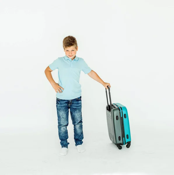 Der Junge Reisende Mit Einem Koffer Isoliert Über Weißem Hintergrund — Stockfoto