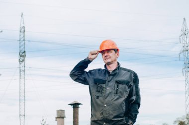 Panoya yazı yazan inşaat işçisi