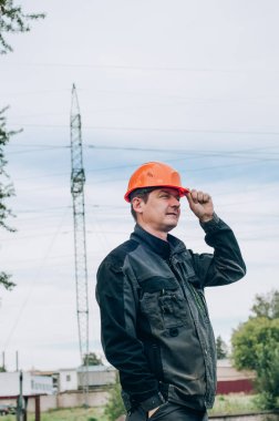 Panoya yazı yazan inşaat işçisi