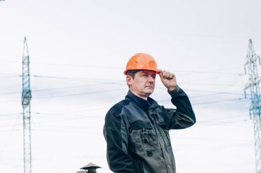 Panoya yazı yazan inşaat işçisi